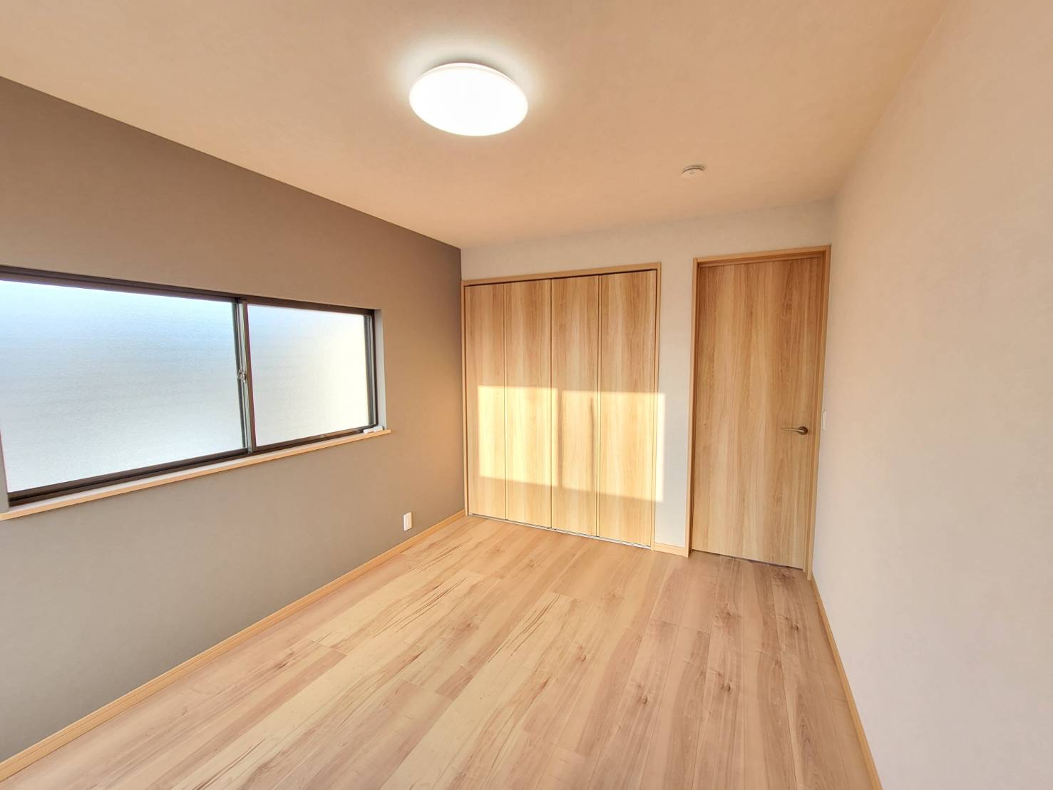 宇都宮市石井町 中古戸建の洋室|〇2階6帖洋室〇
ウッド調の建具がとってもおしゃれで、勉強も趣味もはかどります！
※2025年12月撮影