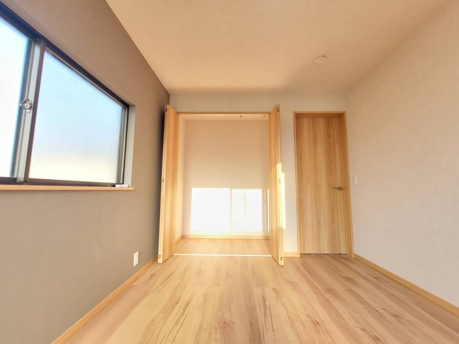 宇都宮市石井町 中古戸建の洋室|〇2階6帖洋室〇
嬉しいたっぷり収納☆
タンスなど家具を買い足す必要がありません！
※2025年12月撮影