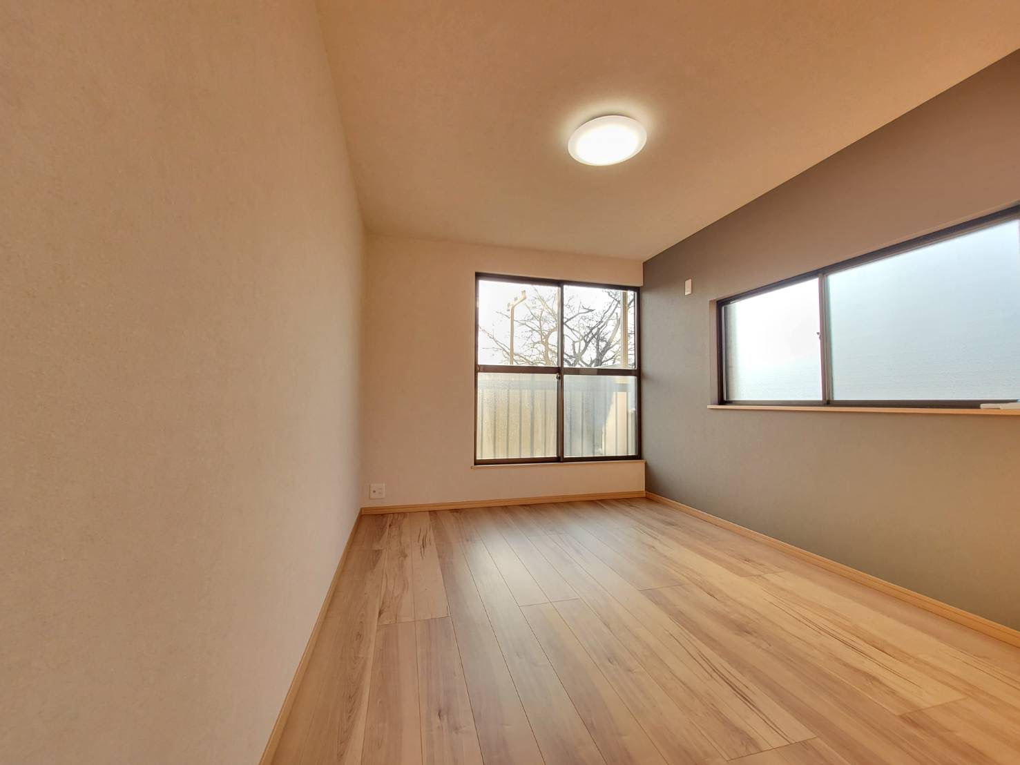 宇都宮市石井町 中古戸建の洋室|〇2階6帖洋室〇
2階の2部屋からはベランダに出られますので、気分転換や洗濯干しもラクラクです！
※2025年12月撮影