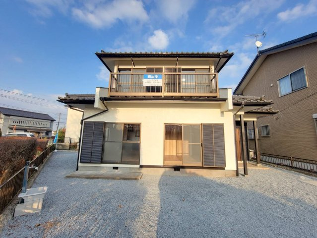 宇都宮市石井町 中古戸建の外観|フルリフォーム済みですので、すぐにきれいなお家で生活を始められます！
3LDKに広々お庭♪夢にマイホームにいかがですか？
※2025年12月撮影