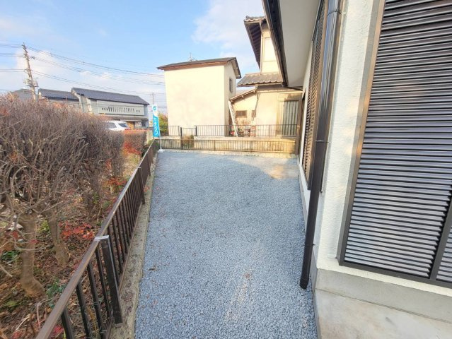 宇都宮市石井町 中古戸建の庭|キッチン側にもお庭がございます。
ウッドデッキを作ってゆっくりくつろぐことも可能です！
※2025年12月撮影