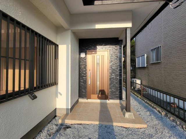 宇都宮市石井町 中古戸建の玄関|異素材の外壁がスタイリッシュな玄関。さりげなく個性を演出する、こだわりを感じます。
※2025年12月撮影