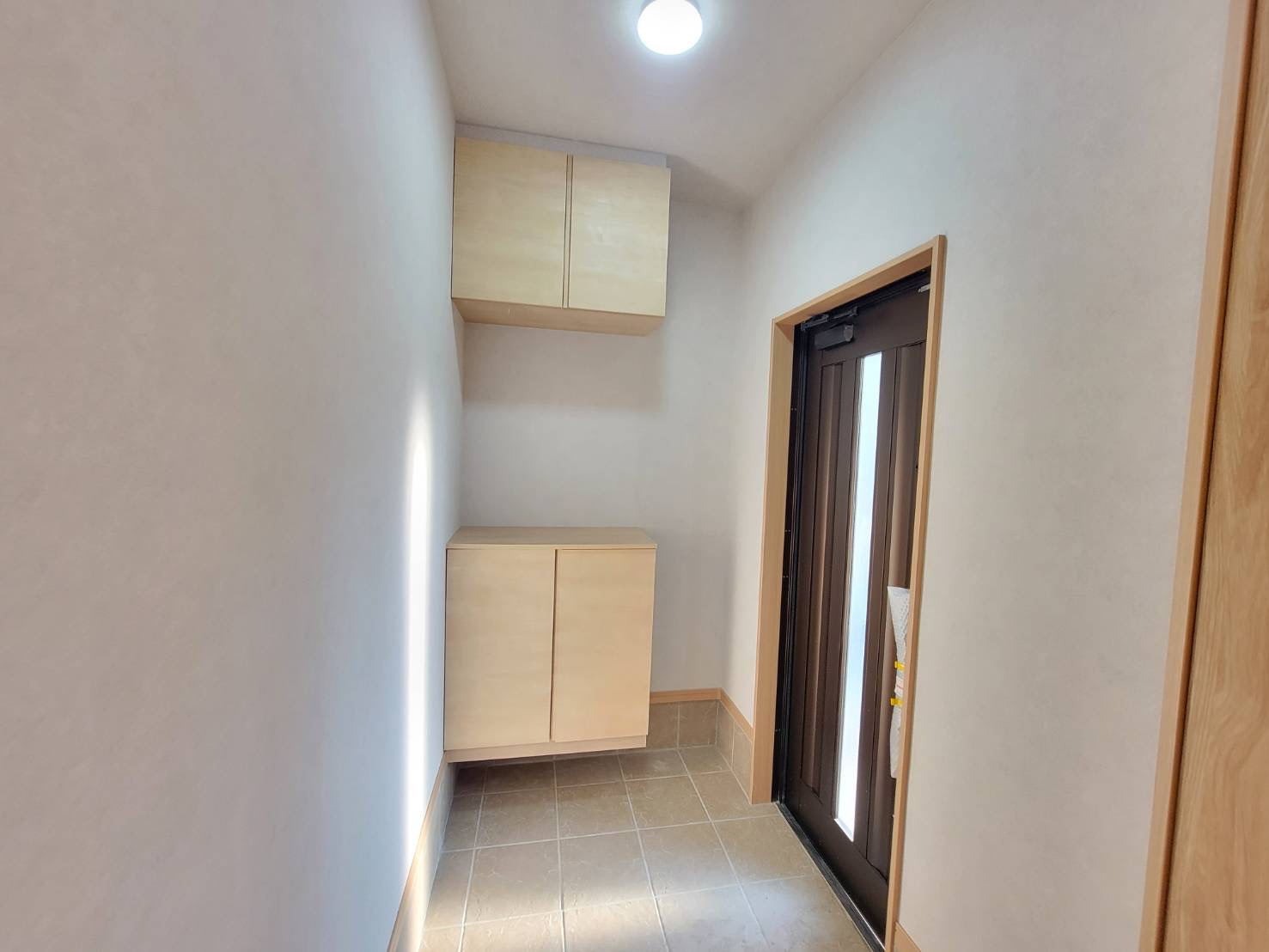 宇都宮市石井町 中古戸建の玄関|増え続ける家族の履物が全部しまえるワイドな玄関収納！
※2025年12月撮影