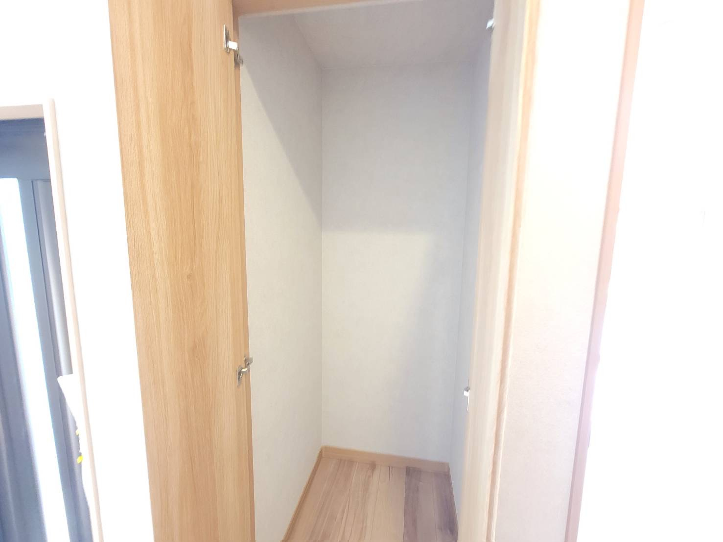 宇都宮市石井町 中古戸建の収納|玄関横には折れ戸タイプの収納もございます。
お掃除用具や季節の家電などしまえて助かります！
※2025年12月撮影