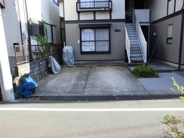 ドミール柿の木坂の駐車場