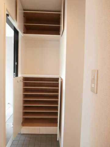 ドミール柿の木坂の玄関