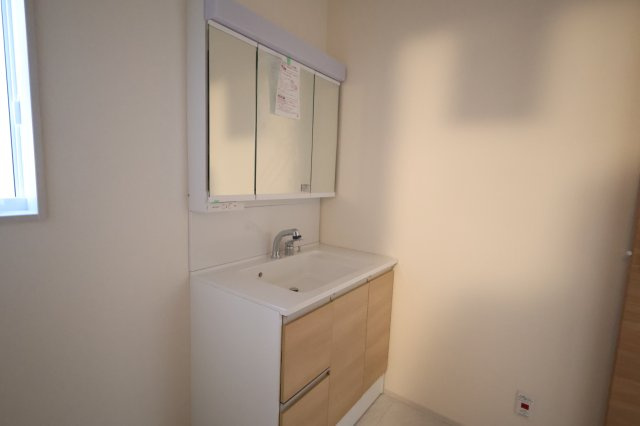 《仲介手数料無料》上尾市原市北１丁目1-24新築一戸建てブルーミングガーデンの独立洗面台