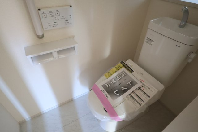 《仲介手数料無料》上尾市原市北１丁目1-24新築一戸建てブルーミングガーデンのトイレ