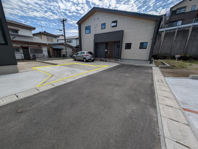 【前面道路含む現地写真】