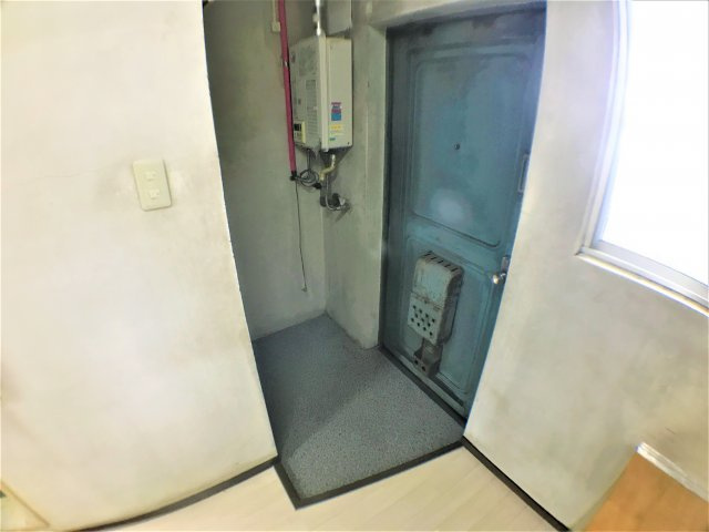 みよしやビルの玄関