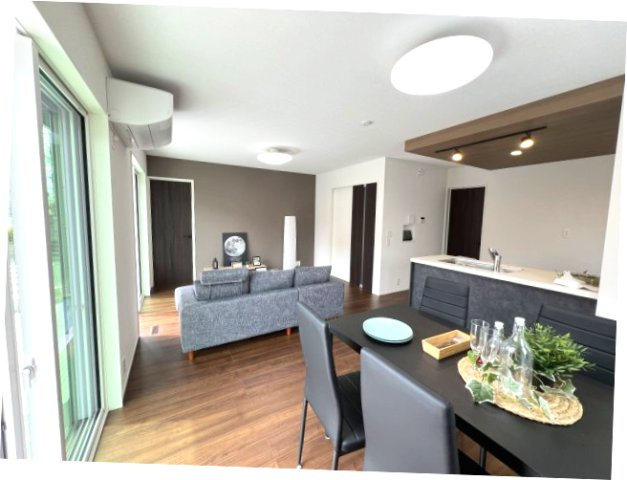 あきる野市小川東1丁目　新築戸建全1棟の居間・リビング|日常的な子育てや、家事動線にちゃんと配慮した、子どもの様子が見やすいプラン設計。