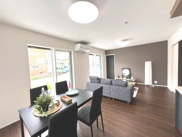 あきる野市小川東1丁目　新築戸建全1棟の居間・リビング|ご家族みんながゆったりくつろげる広々リビング