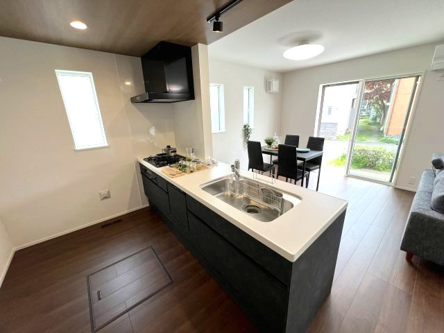 あきる野市小川東1丁目　新築戸建全1棟のキッチン|料理中も、子供の笑顔が見守れるキッチン