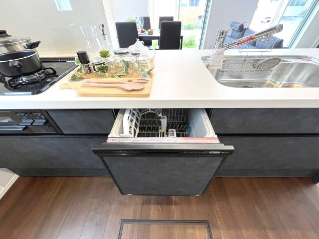 あきる野市小川東1丁目　新築戸建全1棟のキッチン|洗い物の時間を短縮！ビルトインの食洗機付いてます