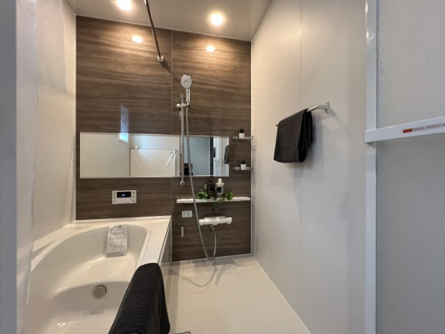 あきる野市小川東1丁目　新築戸建全1棟の浴室|ベンチバス仕様で小さなお子様やお年寄りにも安心