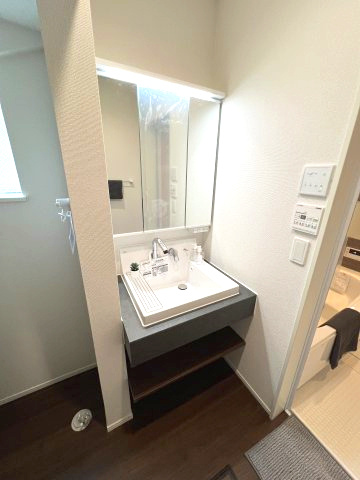 あきる野市小川東1丁目　新築戸建全1棟の独立洗面台|三面鏡タイプ洗面化粧台｡鏡の角度を変えることで身だしなみチェックしやすいです