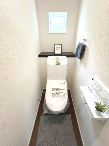 あきる野市小川東1丁目　新築戸建全1棟のトイレ|1階トイレには快適な温水洗浄便座付き