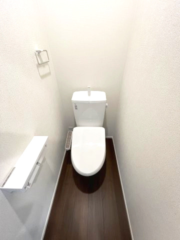 あきる野市小川東1丁目　新築戸建全1棟のトイレ|2階トイレには快適な温水洗浄便座付き