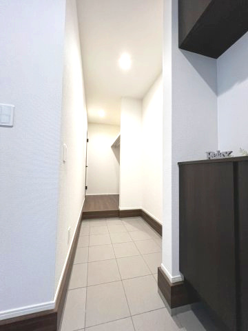 あきる野市小川東1丁目　新築戸建全1棟の玄関|シューズインクローク、奥にはウォークインクローゼットあり収納充実