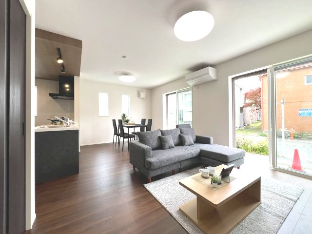 あきる野市小川東1丁目　新築戸建全1棟の居間・リビング|ナチュラルな木目調の床から木のぬくもりを感じられ