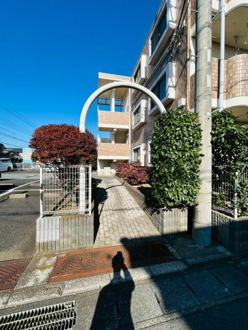 【エントランス】 | ※別部屋の写真となります。