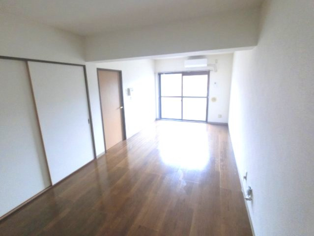 【居間・リビング】 | ※別部屋の写真となります。