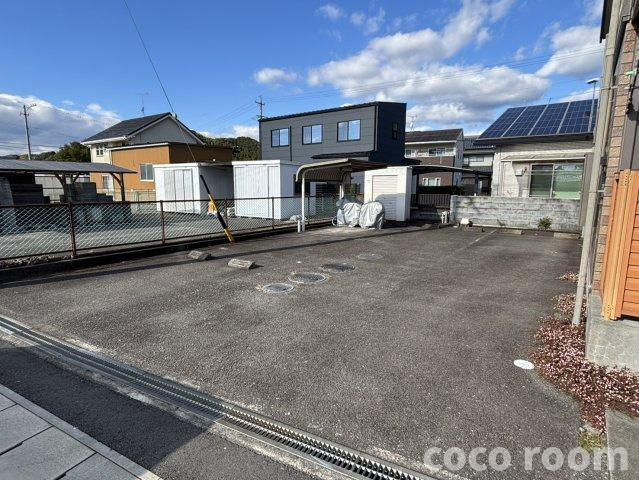 クレール皐月の駐車場