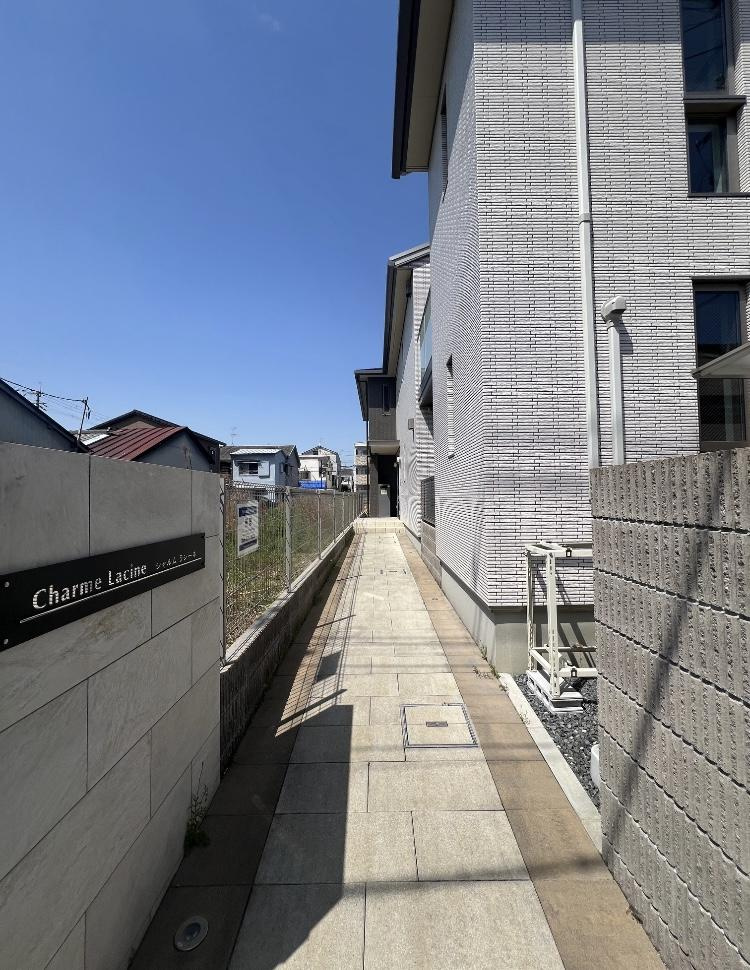 Ｃｈａｒｍｅ　Ｌａｃｉｎｅ（シャルム　ラシーネ）のエントランス