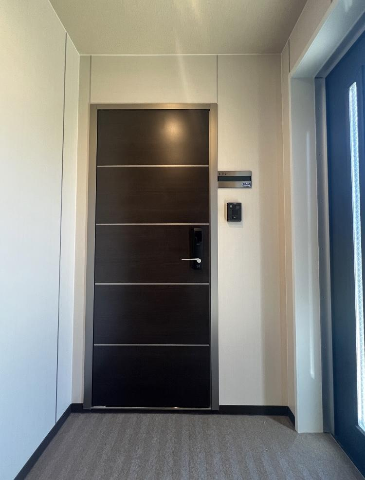 Ｃｈａｒｍｅ　Ｌａｃｉｎｅ（シャルム　ラシーネ）の玄関