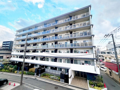 【外観】 | パレステージ中山Ⅱ | ◆爽やかな青空の下に贅沢なほどに降り注ぐ陽光、豊かな居住性と、クオリティが見事に調和した住空間は、住まうことの喜びを感じさせてくれます。ゆとりある広い敷地で開放的なお住まいです。

