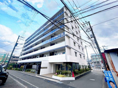 【外観】 | パレステージ中山Ⅱ | ◆堂々たる趣ながら、主張し過ぎずどこか余裕を感じさせるシャープなフォルムで佇む邸宅は、晴天の空と照らし合わせる事で、本来あるべき完成形の姿を見せてくれます。