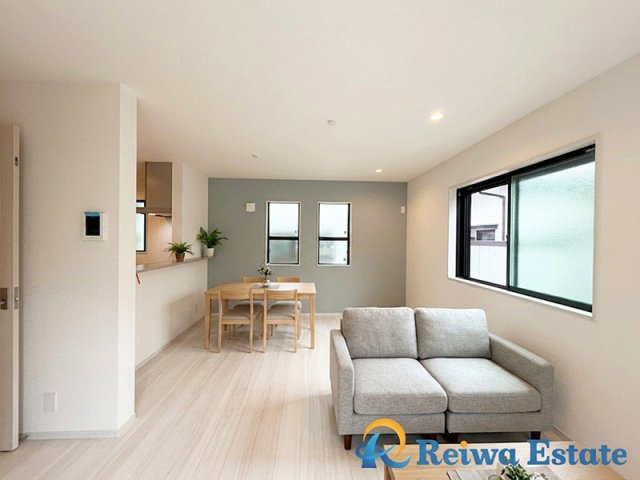 新築戸建　茅ヶ崎市萩園の居間・リビング|生活がイメージできるように、AIを使用して家具・家電・小物等を配置しております。