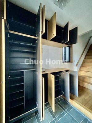 【玄関】 | 江戸川区東小岩6丁目中古住宅 | 【玄関】玄関には大型のシューズクローゼットを設置しておりますのでいつでもスッキリりとした空間を保てます。玄関周りを清潔に使うのはとても大事なことですよね。