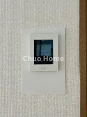 【セキュリティ】 | 江戸川区東小岩6丁目中古住宅 | 【モニターホン】誰が来たかすぐにわかるカラーモニター付きインターホン。通話ボタンを押すまでは室内の音は漏れていませんので相手を確かめてから応対できます。