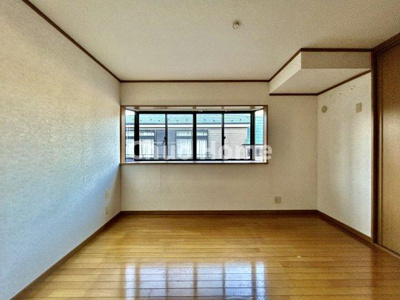 【寝室】 | 江戸川区東小岩6丁目中古住宅 | 【寝室】心と体をゆったりと安らげる主寝室。寝室のゆとりが大きい分だけ、暮らしの安らぎは深まります。一日の疲れを癒すだけでなく、ご夫婦の親密な語らいを紡ぎ出します