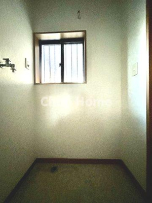 【ランドリースペース】 | 江戸川区東小岩6丁目中古住宅 | 【ランドリースペース】担当者がスケールを持ち歩いておりますので、ご見学時には現在お使いの洗濯機などがきちんと収まるかなどもチェックして下さい。見学前に測っておくと非常に便利だと思います。