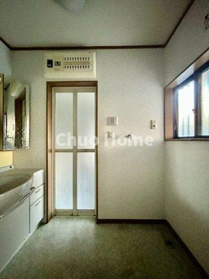 【脱衣所】 | 江戸川区東小岩6丁目中古住宅 | 【洗面所】明るい洗面所は朝をすっきりさせてくれる空間です。バタバタしている忙しい朝でも収納が多い洗面台では短い時間で効率良く支度ができます。