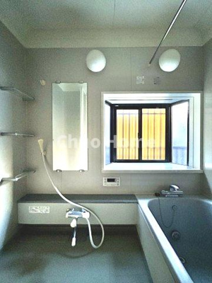 【浴室】 | 江戸川区東小岩6丁目中古住宅 | 【バスルーム】暖房換気乾燥機付きシステムバスルーム。暖房・冷風・換気・乾燥など、毎日を快適に過ごせるうれしい機能が揃っています。雨の日の洗濯物も安心です。