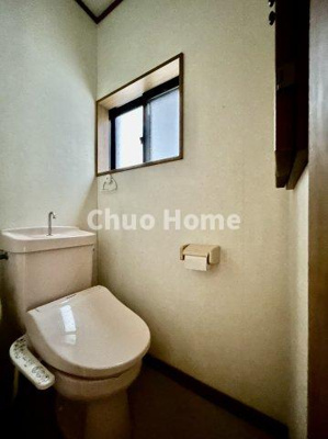 【トイレ】 | 江戸川区東小岩6丁目中古住宅 | 【トイレ】 収納スペースをしっかりと確保した温水洗浄便座機能付きトイレ。温水洗浄便座は清潔にお使いいただくための大切なアイテムです。