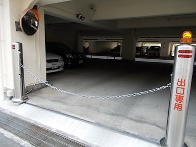 【駐車場】 | 江坂ハイデンス | 駐車場出入口