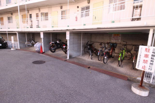 マンション朝霧2号館の駐車場