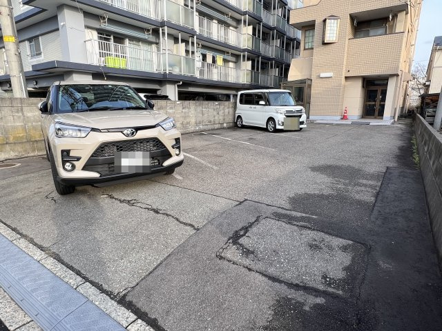 ピュア大町の駐車場