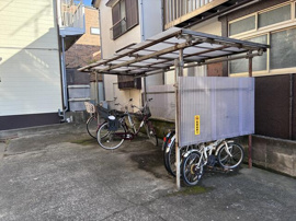 駐輪場は屋根付きです