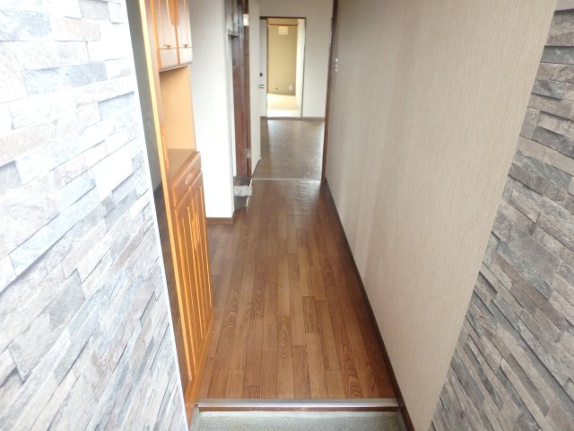 【玄関】 | 東朋第一マンション　 | 収納もある玄関です