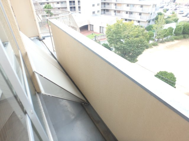 【バルコニー】 | 東朋第一マンション　 | バルコニーからの眺めを楽しみながら食事をしませんか