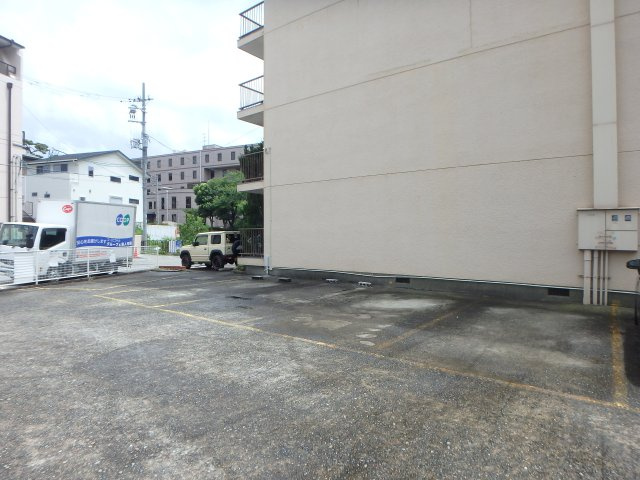 【駐車場】 | 東朋第一マンション　 | 車をお持ちの方に嬉しい駐車場付きの物件です