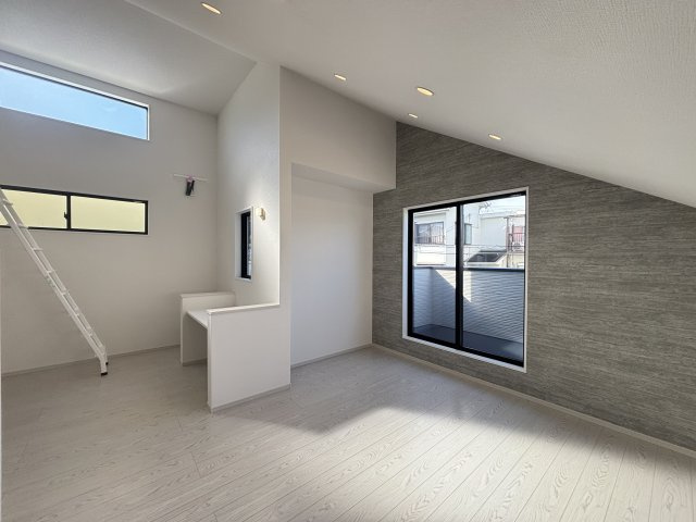 Erde天白区御前場町2期｜名古屋市の戸建ならホームアップの居間・リビング|リビングにはスタディカウンター