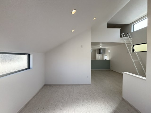 Erde天白区御前場町2期｜名古屋市の戸建ならホームアップの居間・リビング|22.2帖の広々リビング