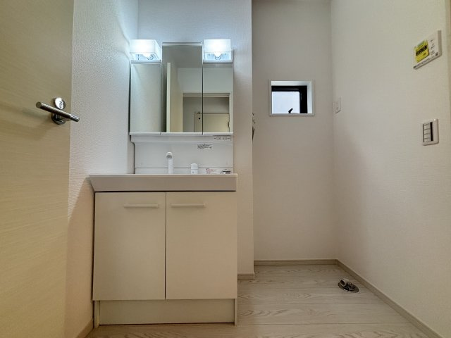 Erde天白区御前場町2期｜名古屋市の戸建ならホームアップの独立洗面台|三面鏡で朝の身支度に最適