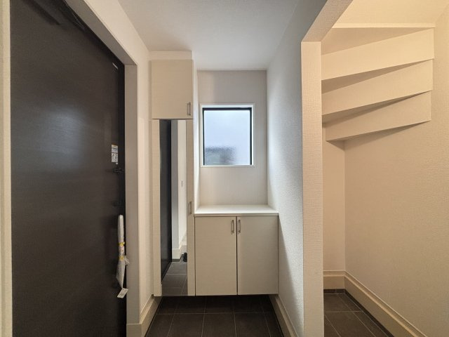 Erde天白区御前場町2期｜名古屋市の戸建ならホームアップの玄関|ベビーカーやアウトドアグッズの収納に便利なSIC